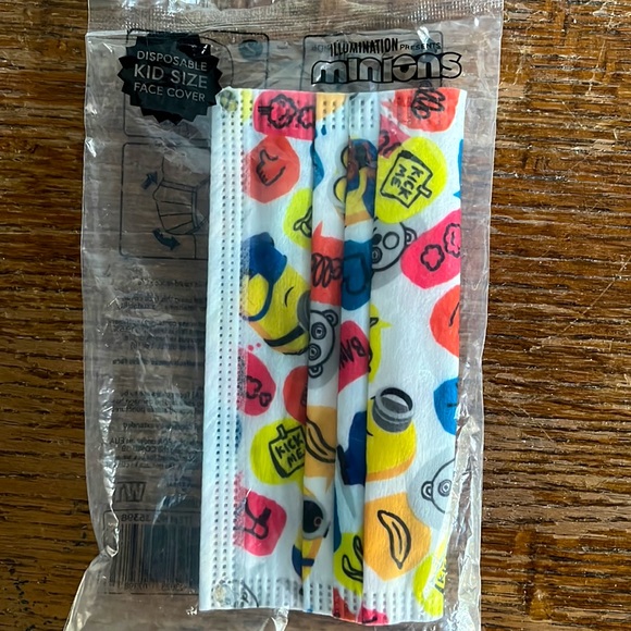 Package of 4 Kids Size Masks 😷 1- Reusable (Never Used) 3- Disposable - Picture 7 of 7